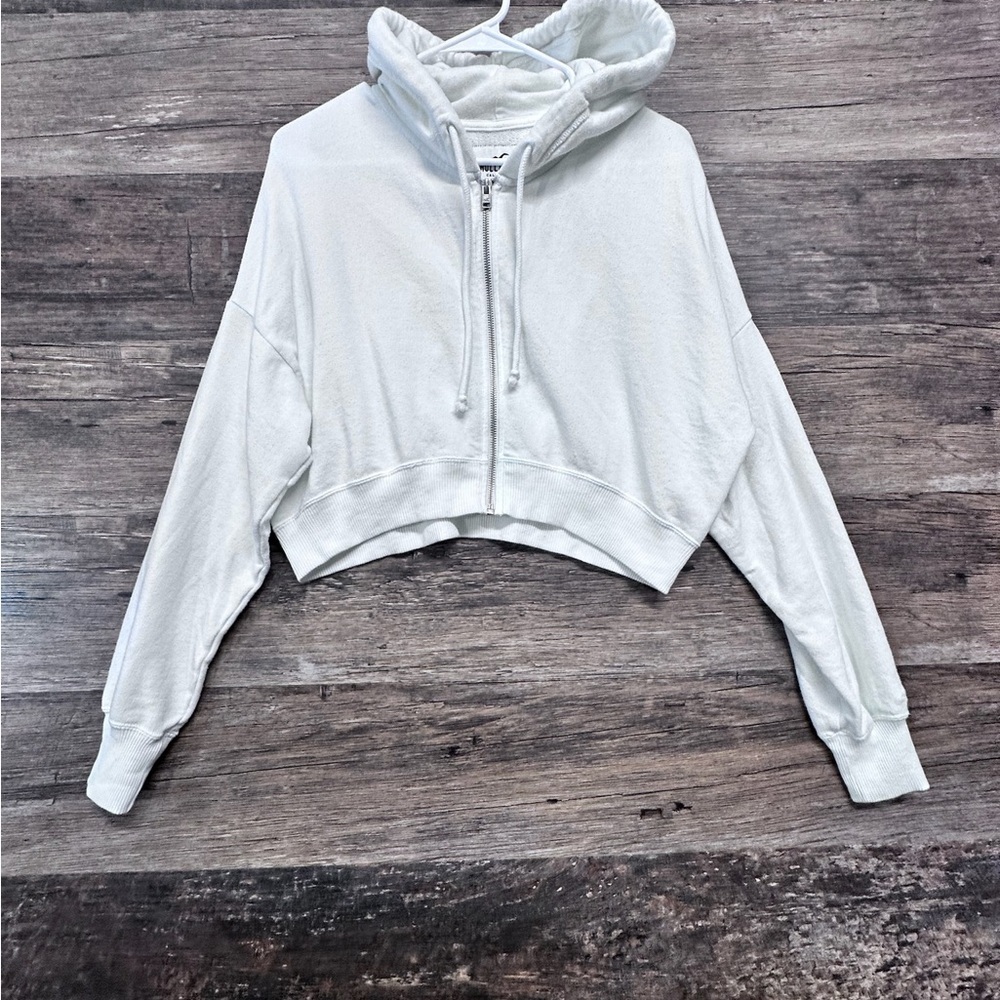 Hollister White Cropped Boxy Hoodie with Long Sleeves